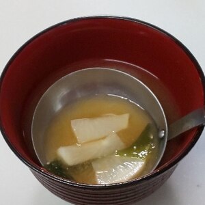 隼人うり、わかめ、冷凍油あげで、作る味噌汁